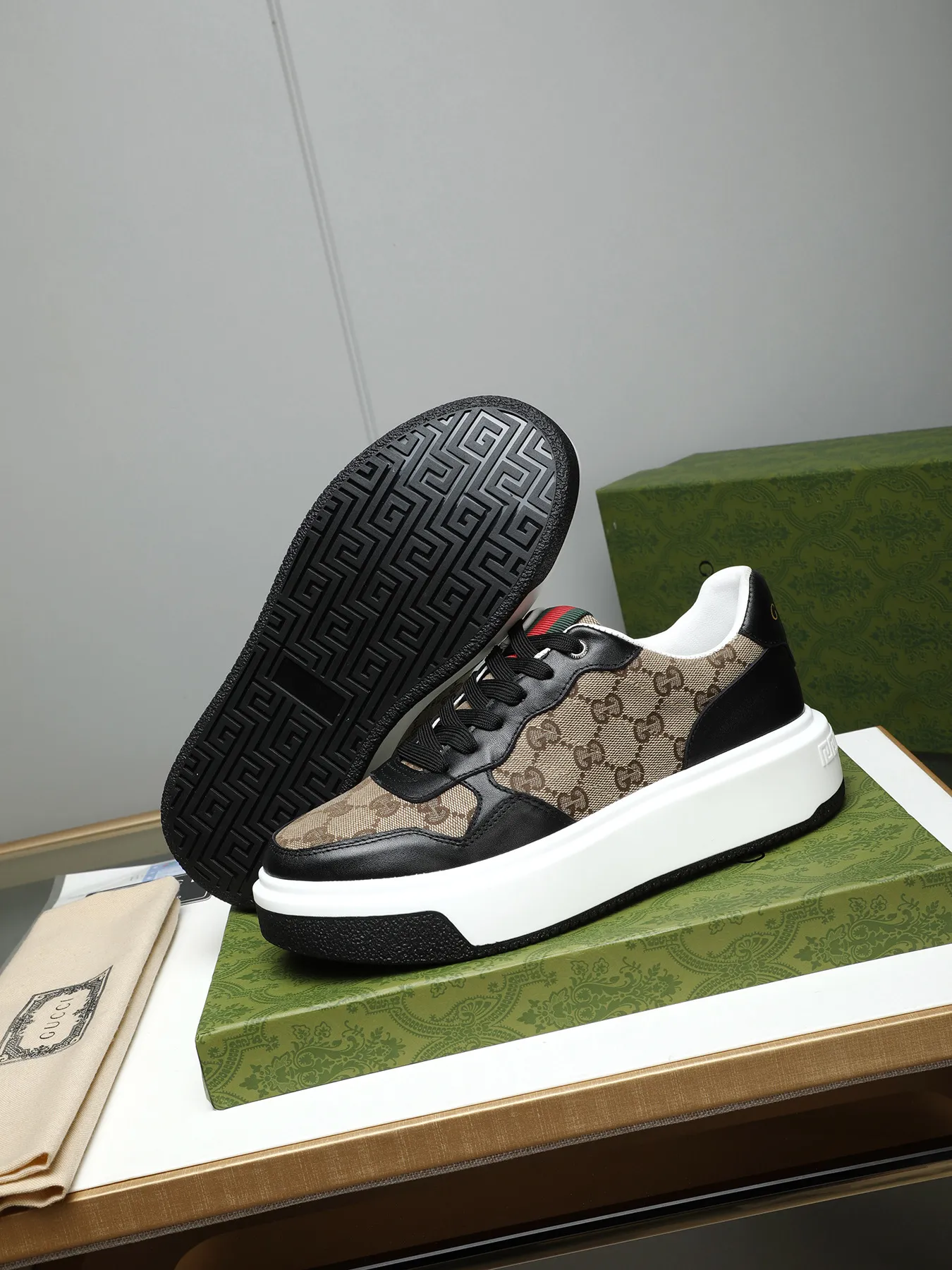 Men's shoes 💰480 New men's shoes GUCCI Fashion trend Made of first-layer calfskin ➕ washed sheep lining! The foot feels super comfortable and the workmanship is impeccable. Foam ultra-light outsole, size: 38-44 (45 customized) 4 colors to choose from!